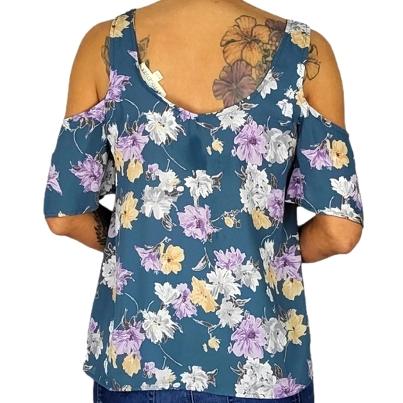 By Together Cold Shoulder Floral Blouse Size Small Blue - Picture 4 of 5